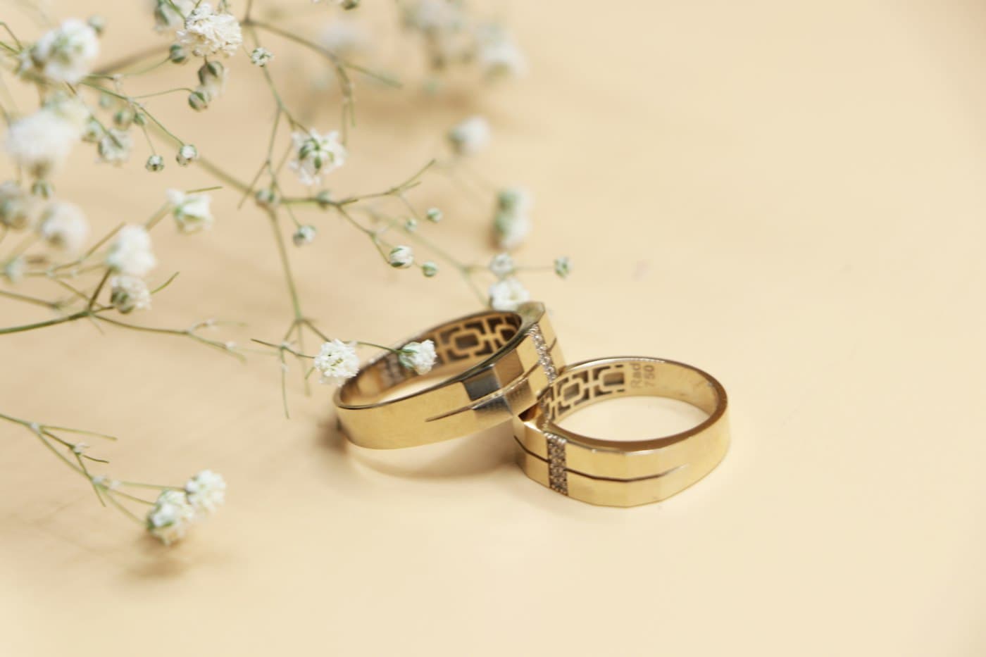 Engraved gold wedding bands