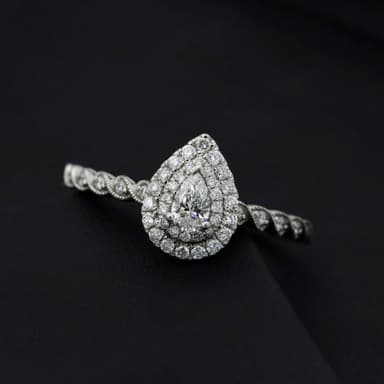 Pear halo in white gold