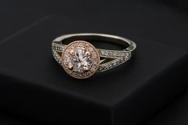 Round halo in yellow gold